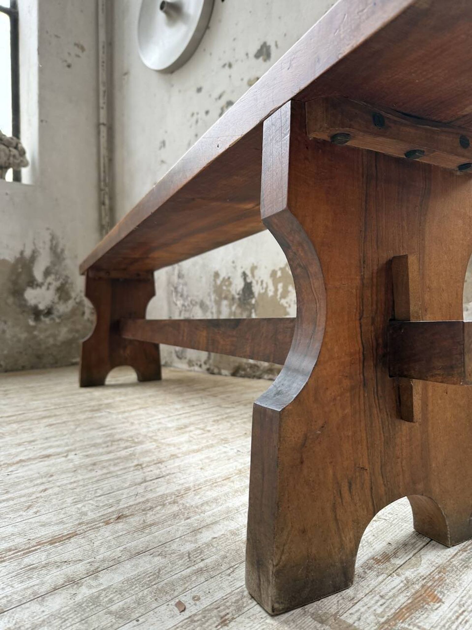Paire de bancs noyer 1900