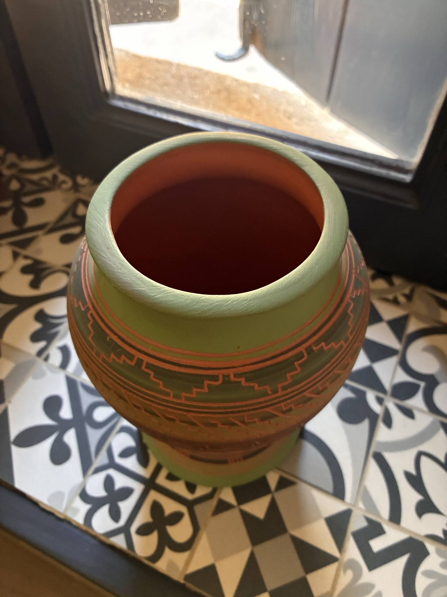 Navajo vase signed David Willie – 1998 – Traditional engraved pottery