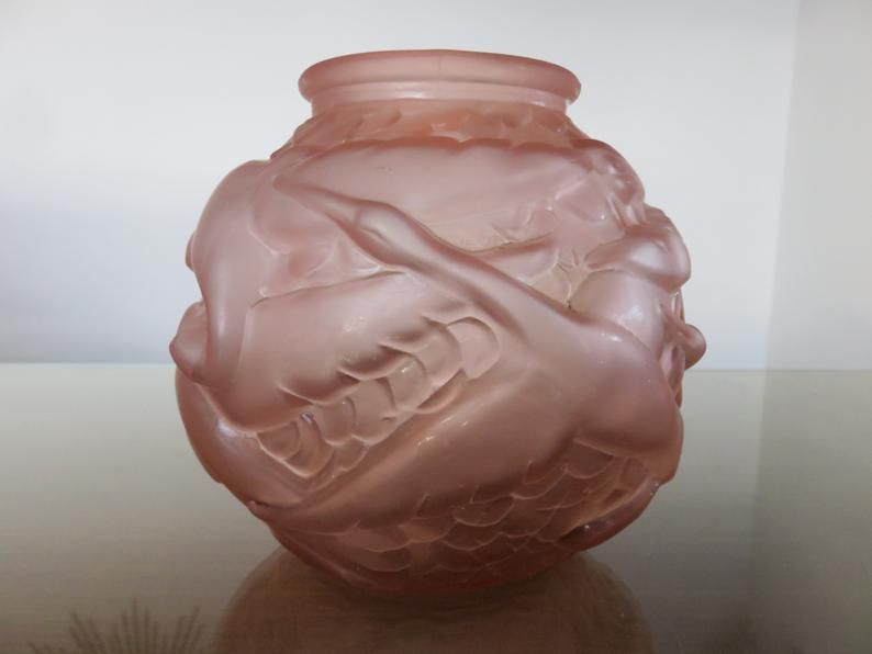 Art Deco vase in pink moulded glass "bird motif" 40s
