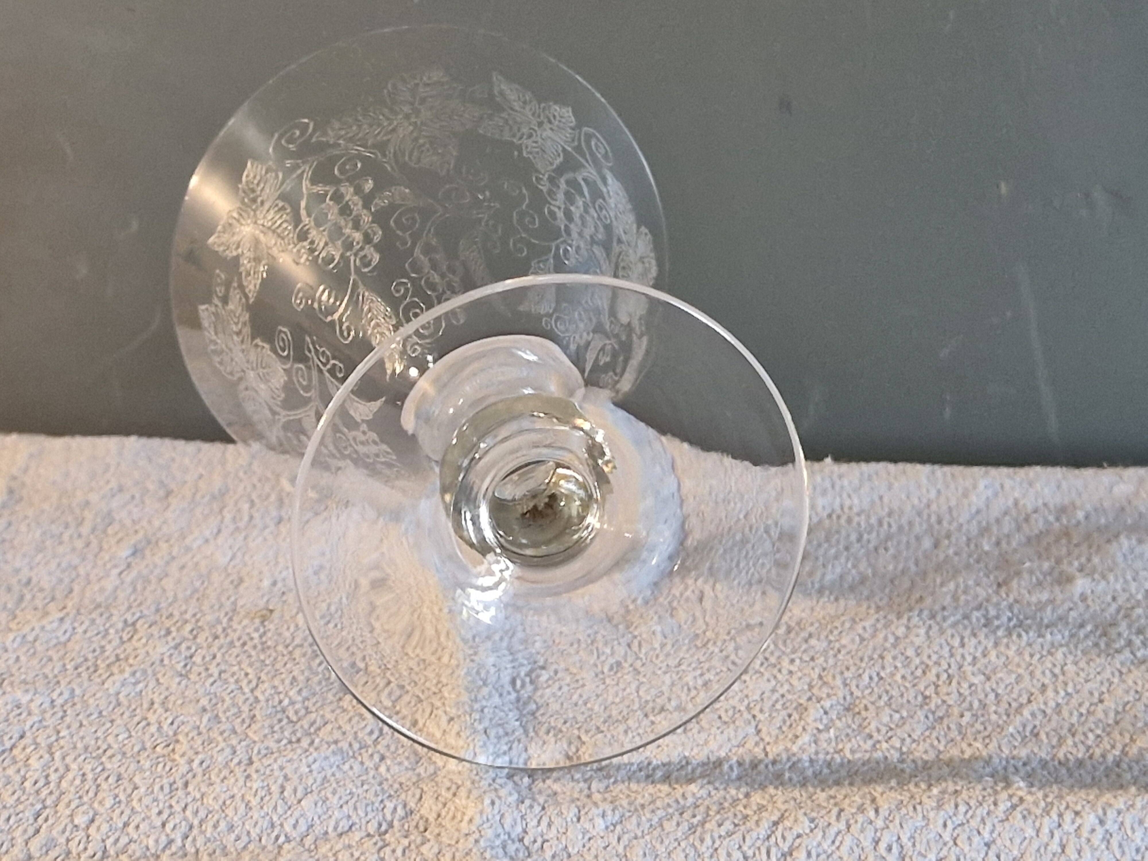8 large Art Deco crystal glasses, grape clusters (+ 2 gifts)