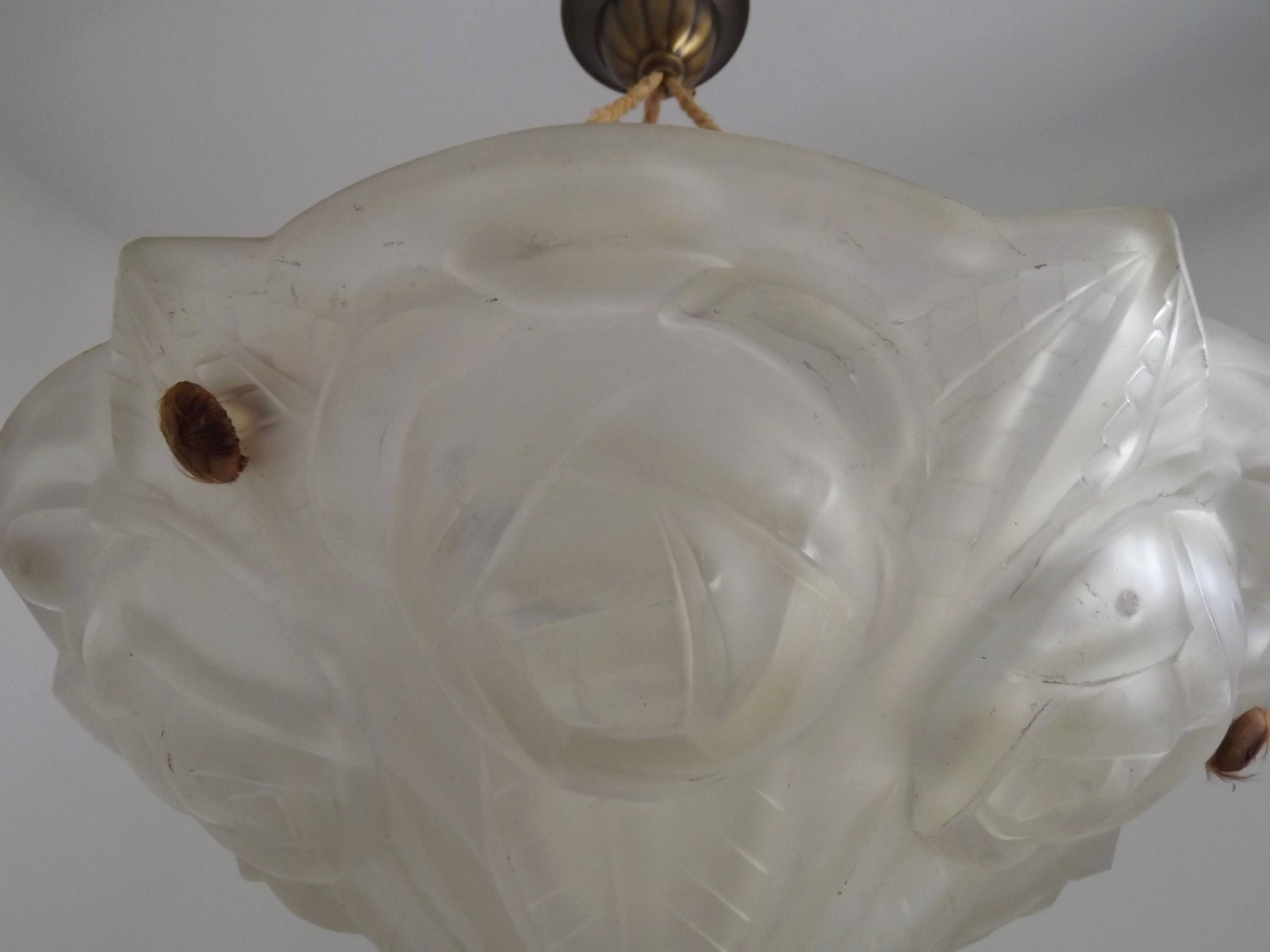 Plafonnier en verre Art Déco à décor de roses par Degué, vers 1930
