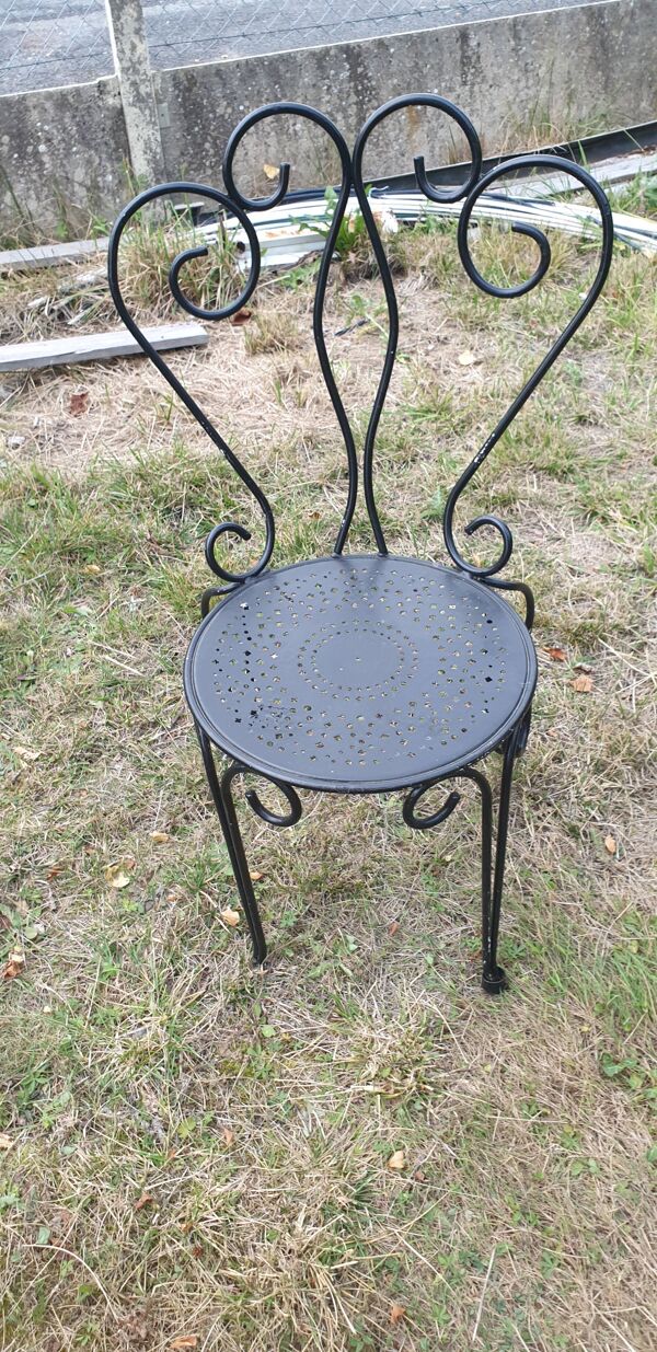 1 chaise de jardin  fer forgé ouvragé