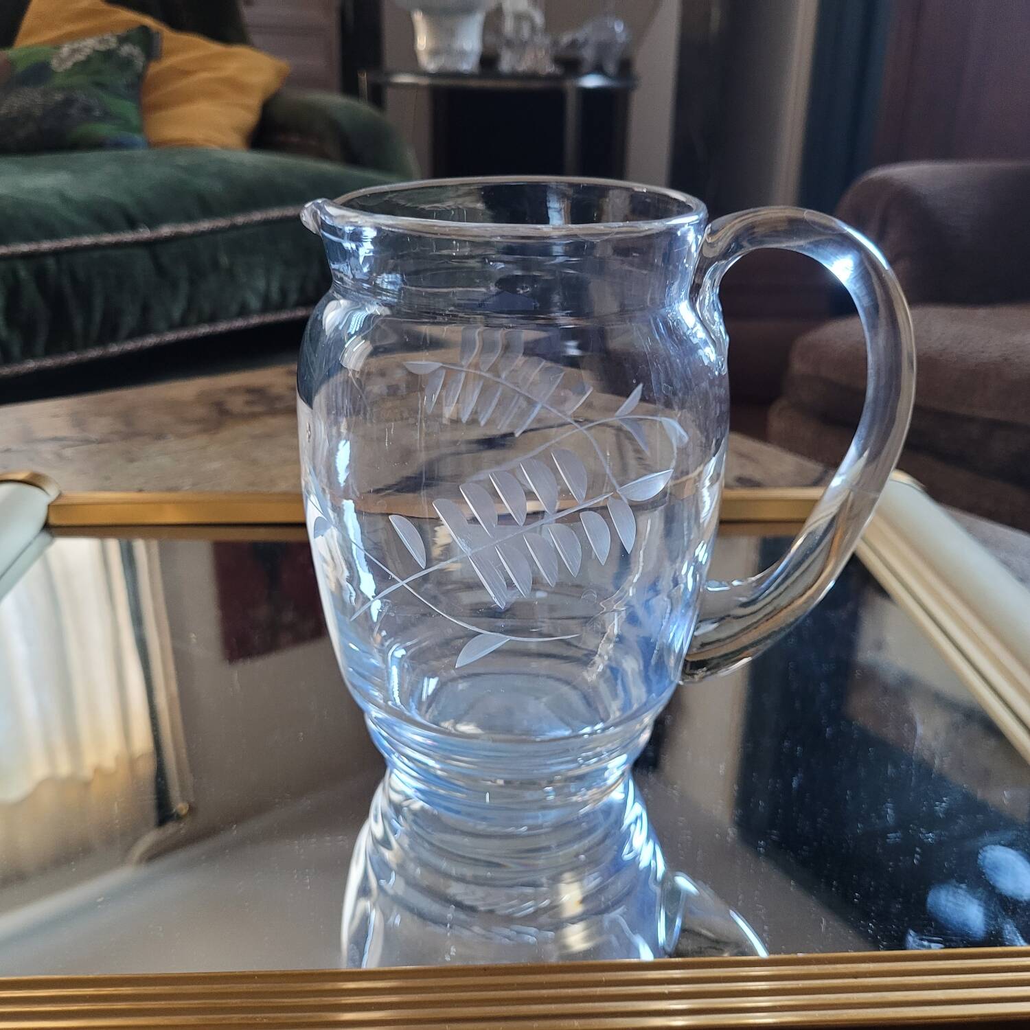Pichet en verre gravé, décor feuillage, années 50