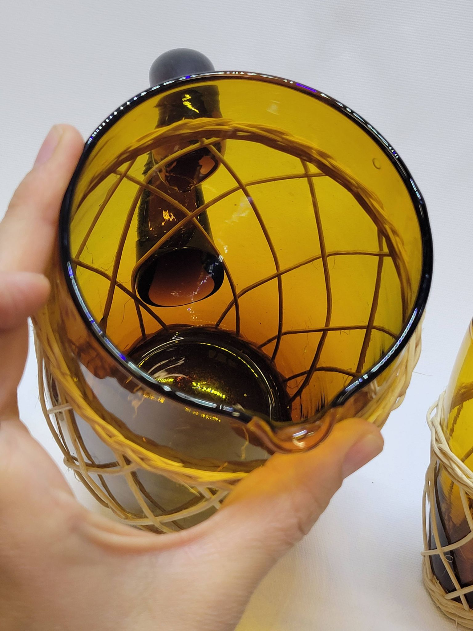 Service à orangeade vintage en verre soufflé ambré et osier