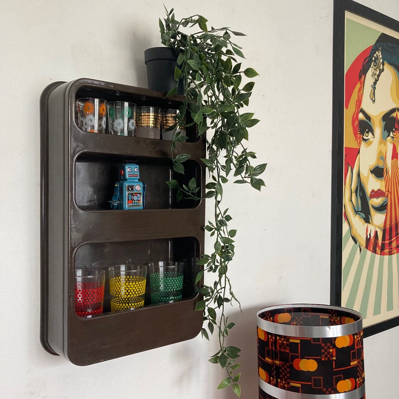 Brown plastic wall shelf Janlin Viaud