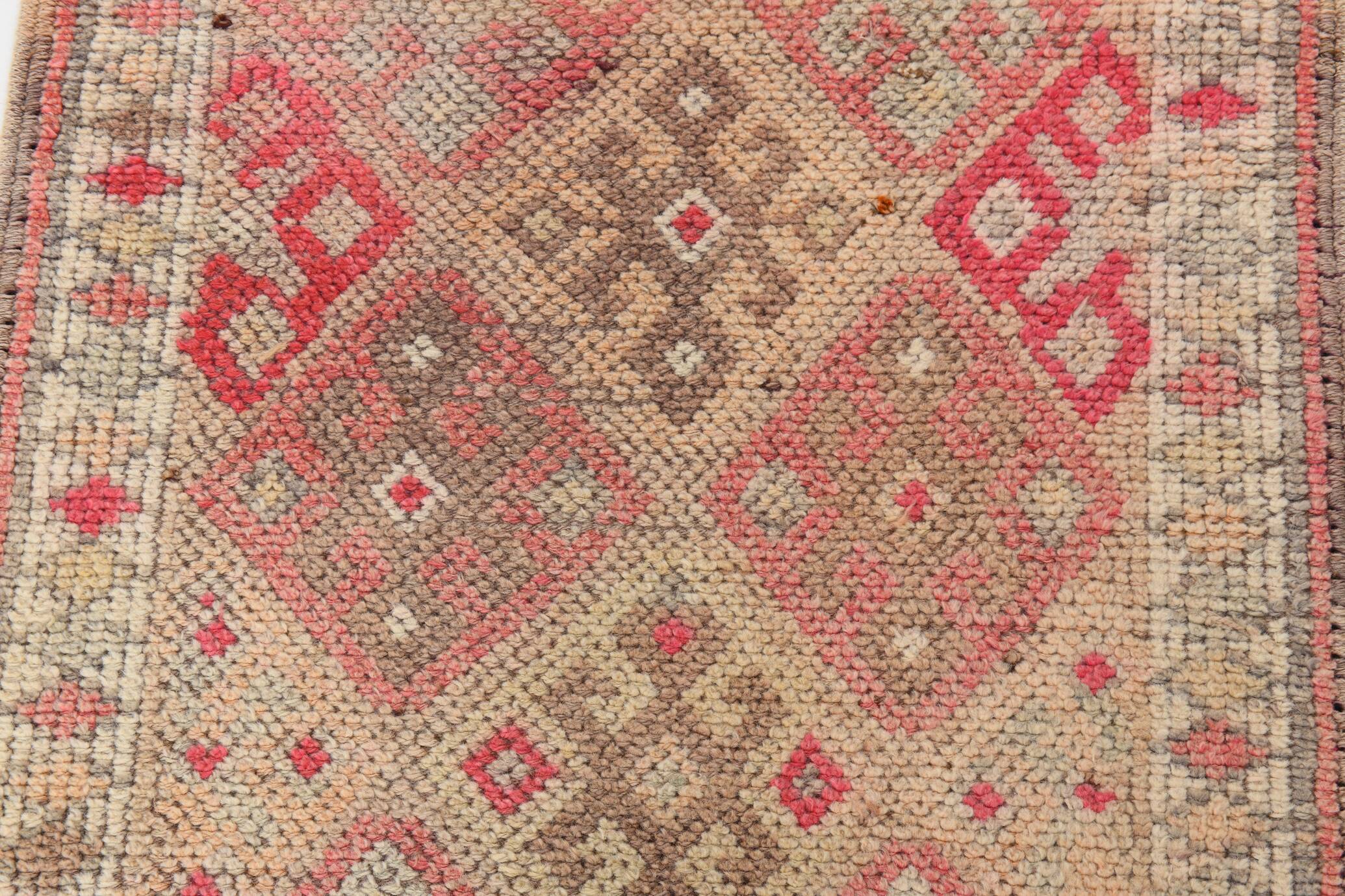 Vintage Runner Kilim, Tons Rose et Beige, Motifs Anatoliens Géométriques