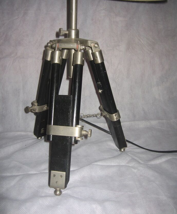 Lamp tripod telescopic feet