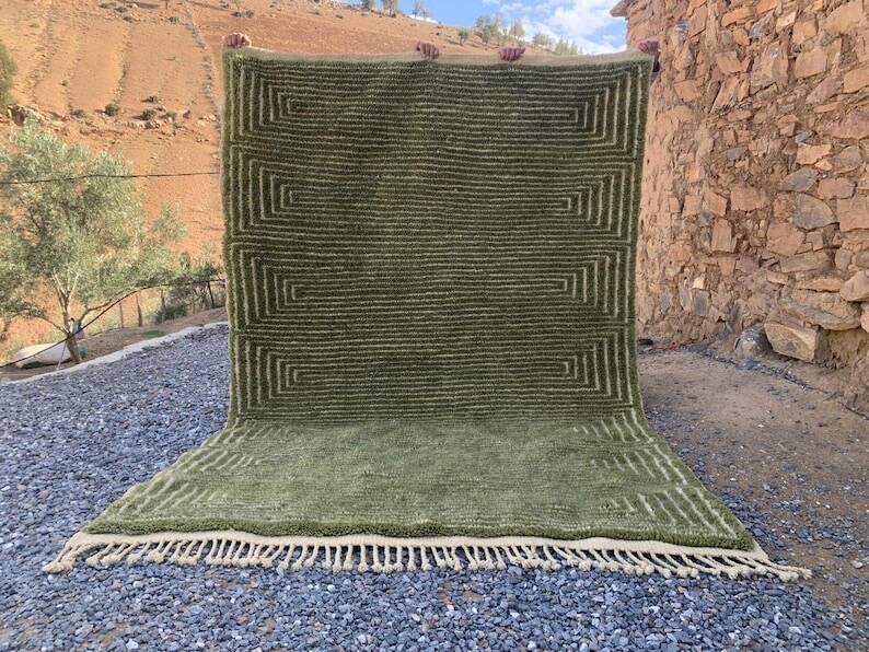 Handmade traditional Berber rug in wool, size 100/200 cm.