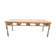 Table vintage moderniste à piétement tubulaire métallique et plateau recouvert d’une toile cirée.