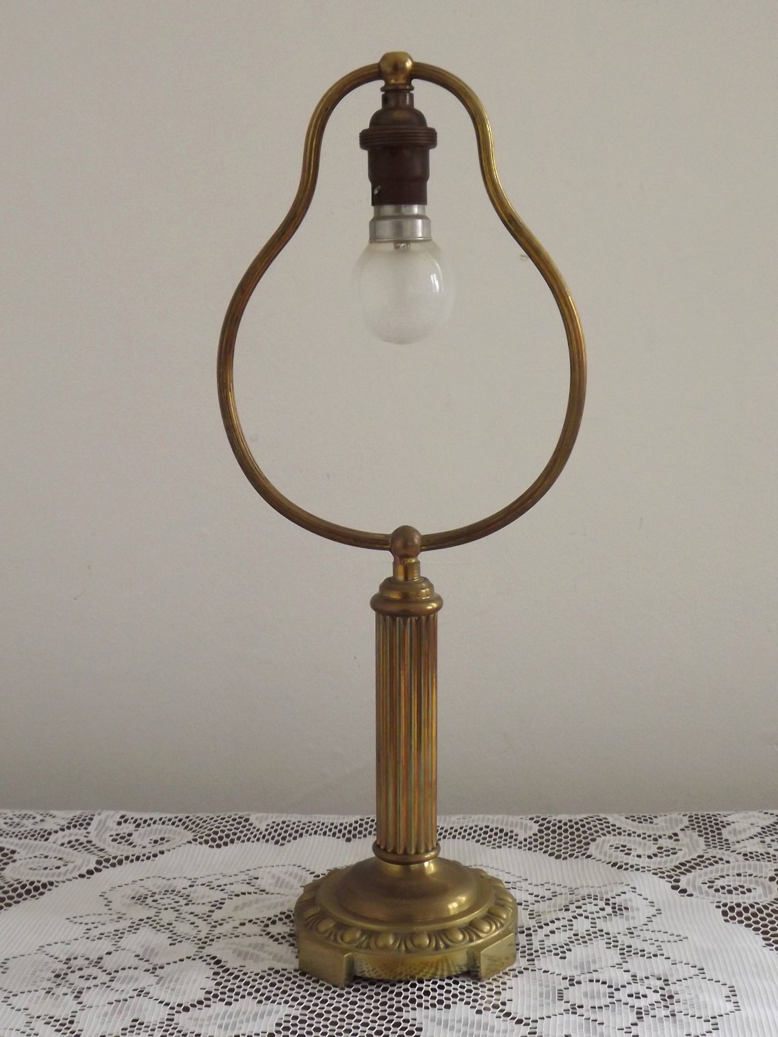 Lampe de table en laiton français vintage de style traditionnel avec base ronde.