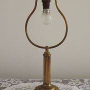 Lampe de table en laiton français vintage de style traditionnel avec base ronde.