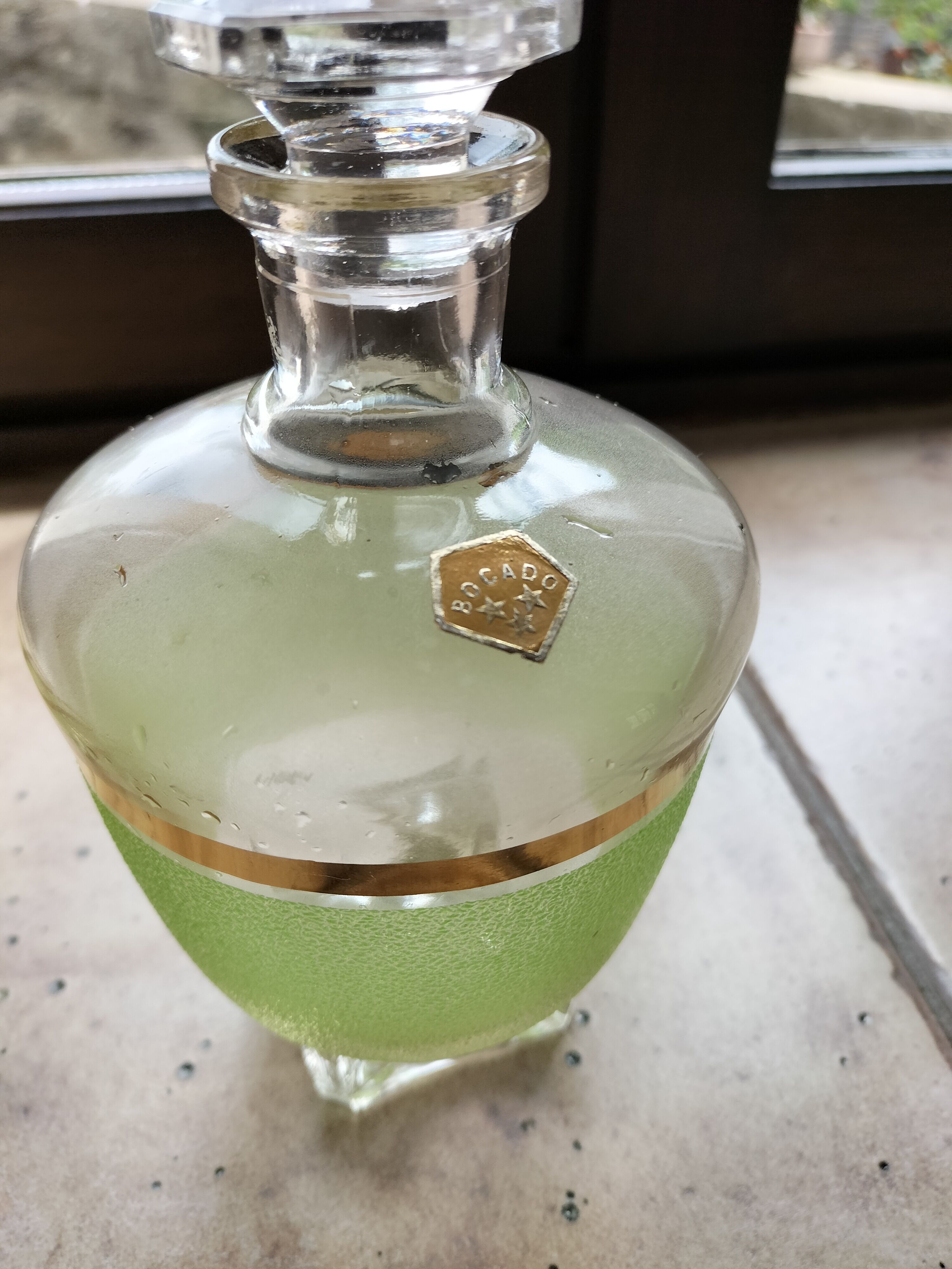 Carafe granitée avec 7 petits verres aucun fêle art déco