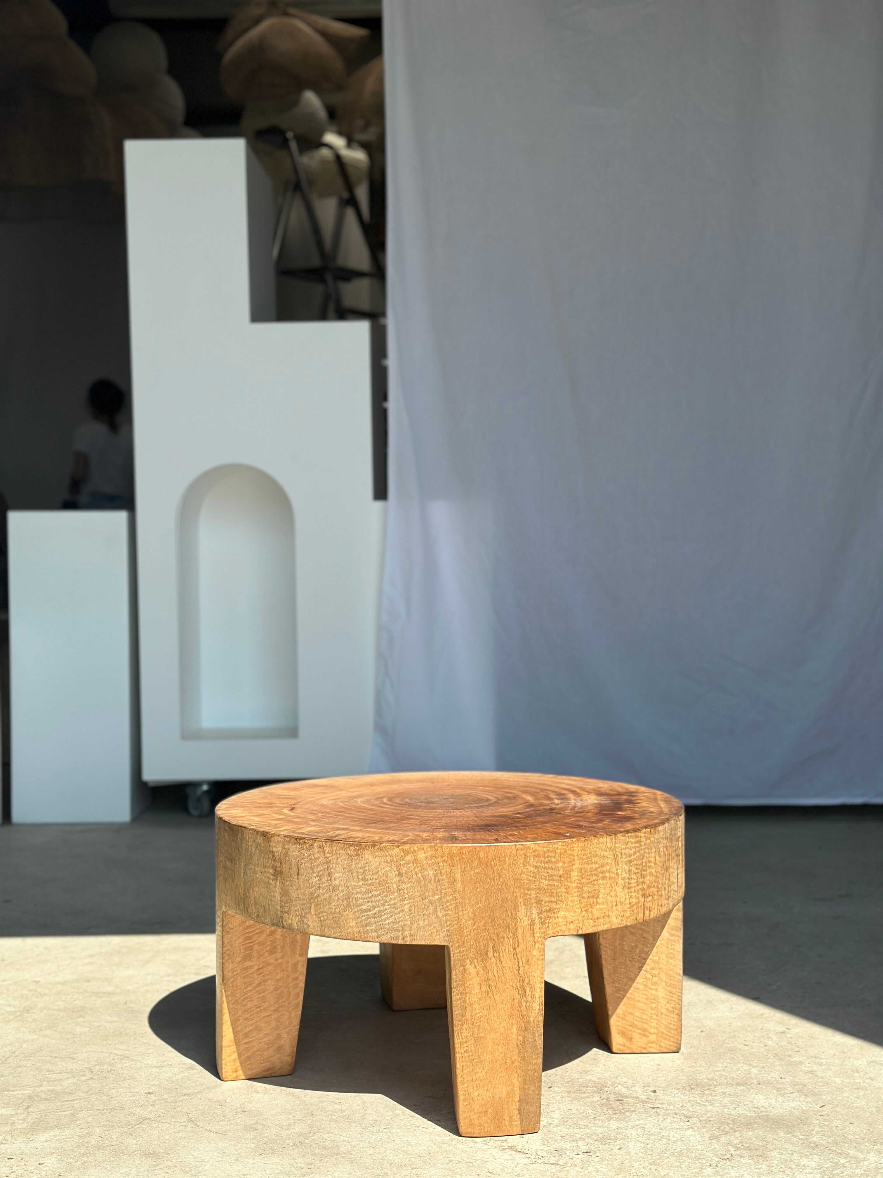 Quadripod coffee table in solid wood monoxyl natural color (dark)