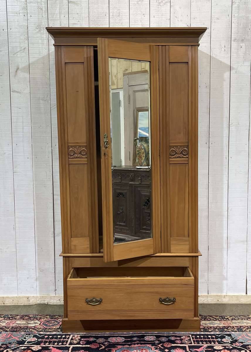 English wardrobe in walnut from the early 20th century.
