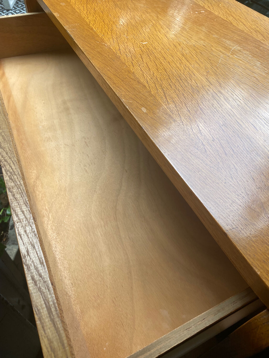 Commode en rotin vintage pied compas