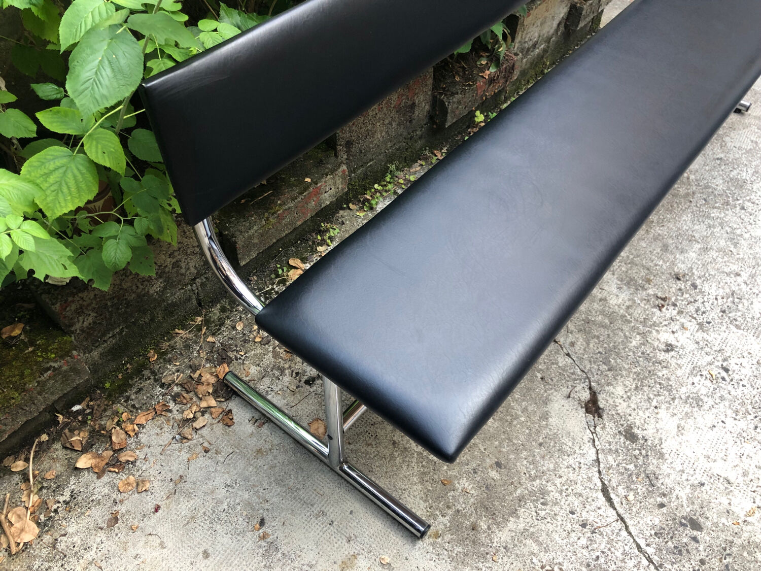 Tubular steel bench