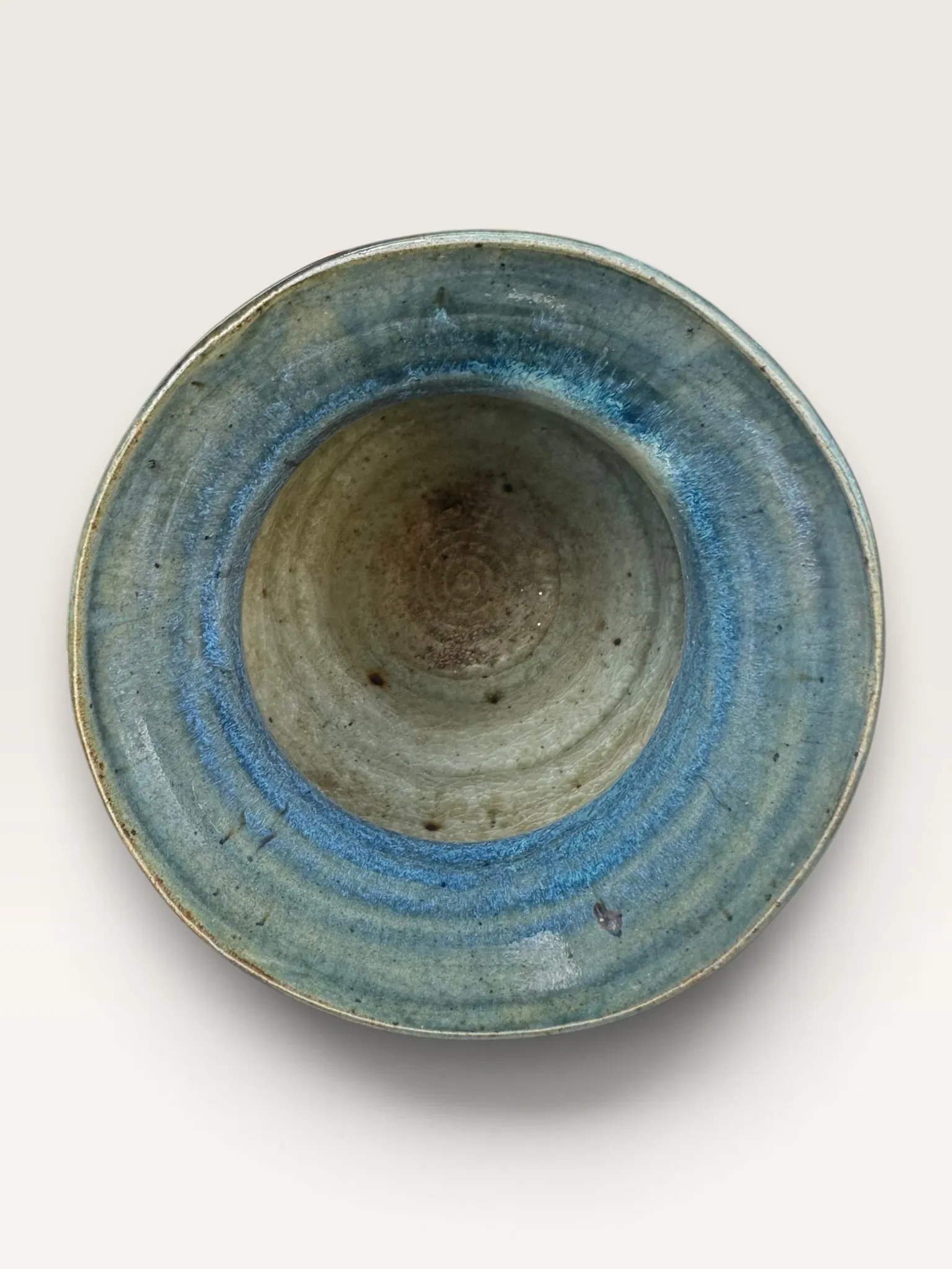 Vase artisanal en grès émaillé bleu, signé