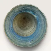 Vase artisanal en grès émaillé bleu, signé