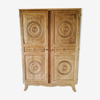 Armoire en chêne sculptée