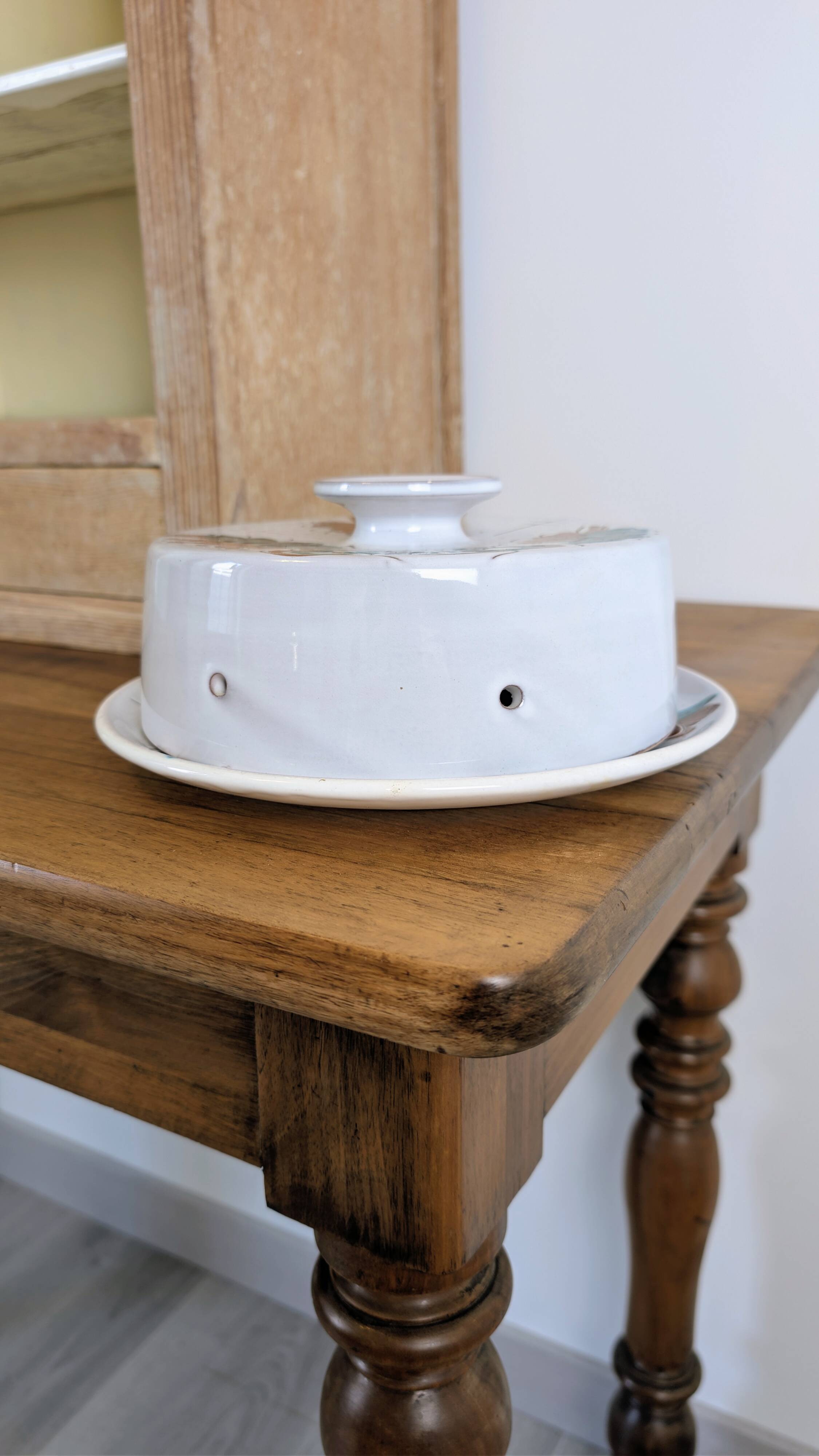 Vintage cheese service in ceramic with floral decoration from the 70s.