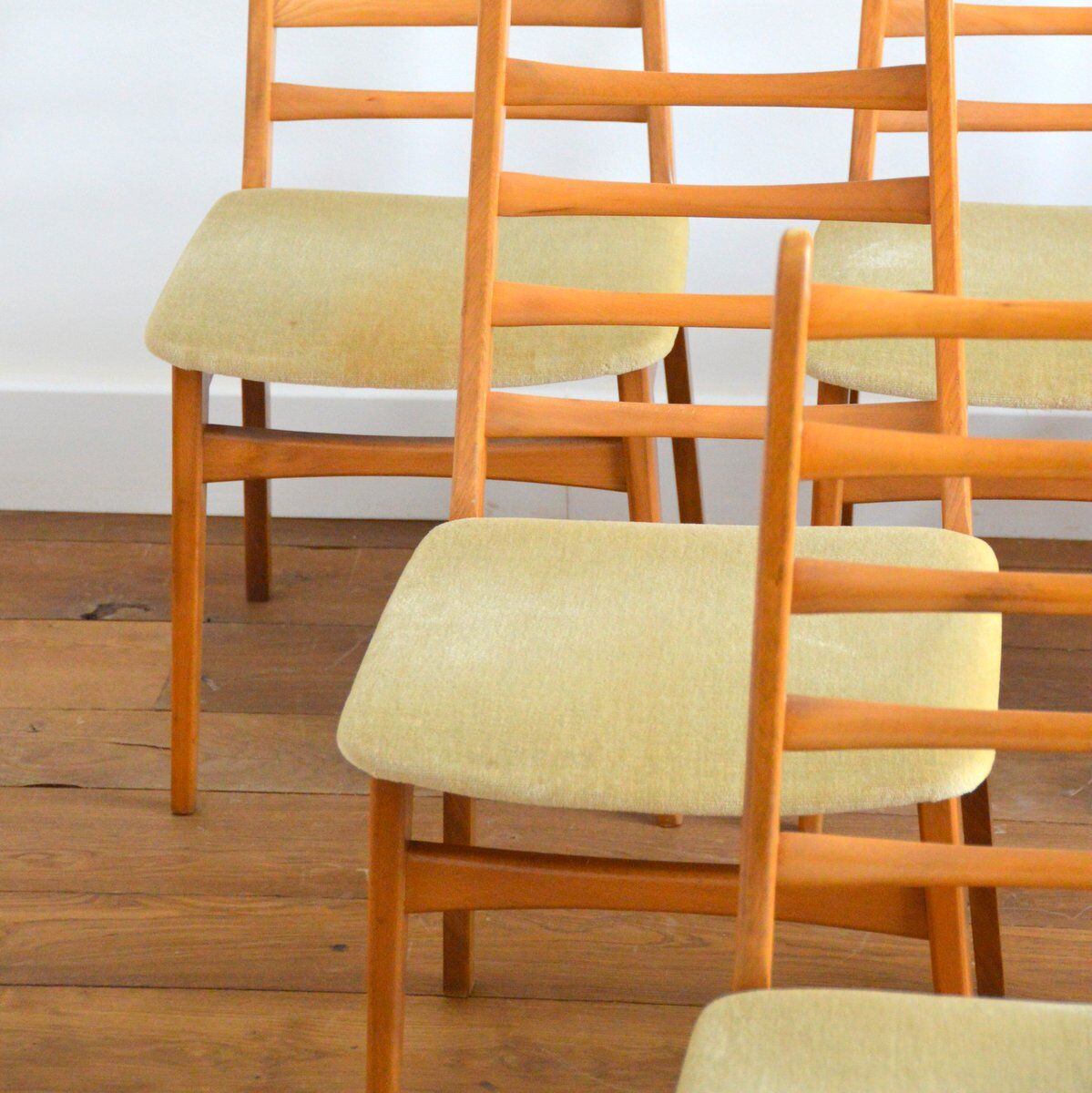 Suite of 6 vintage chairs 1960s