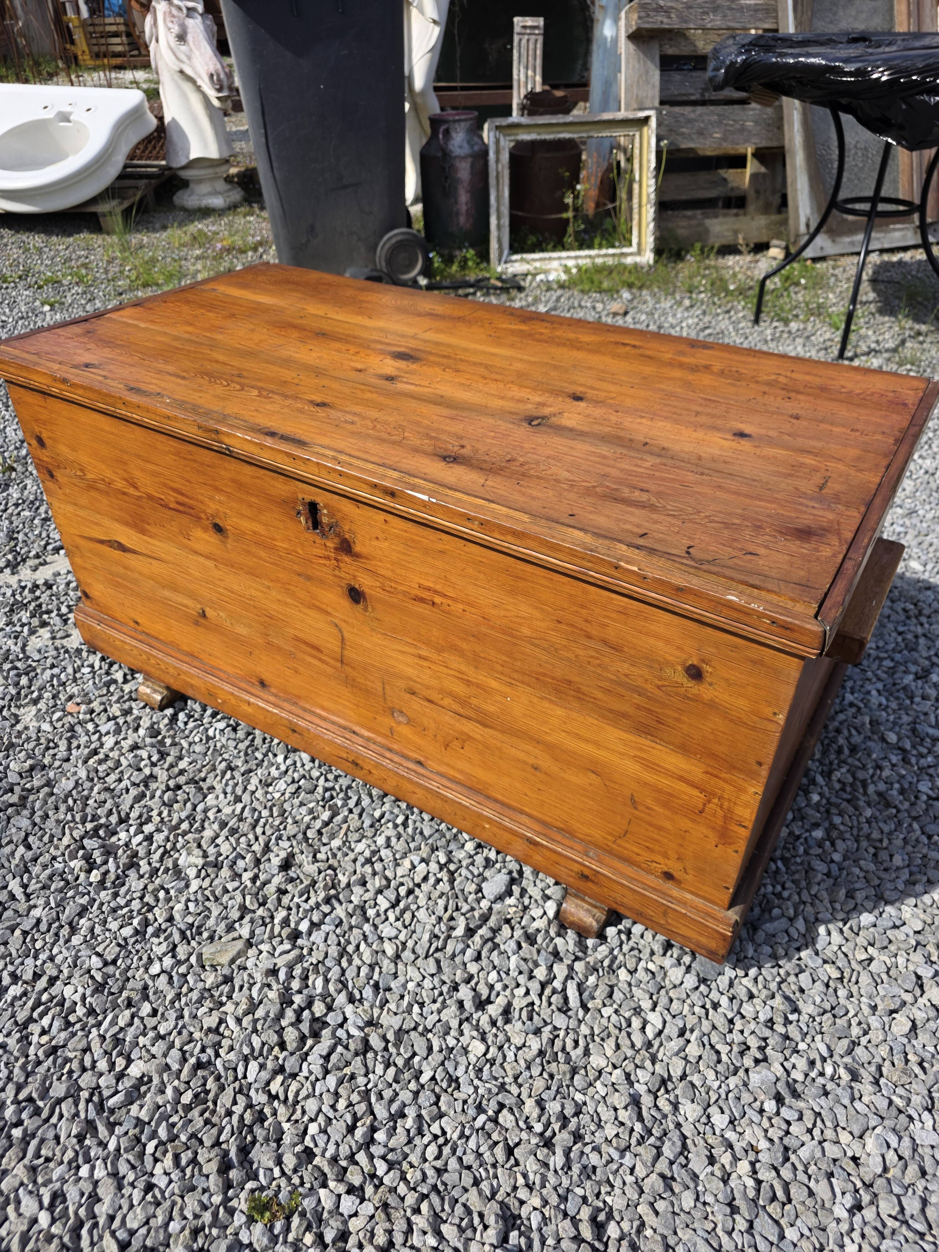 Coffre de metier ancien en sapin