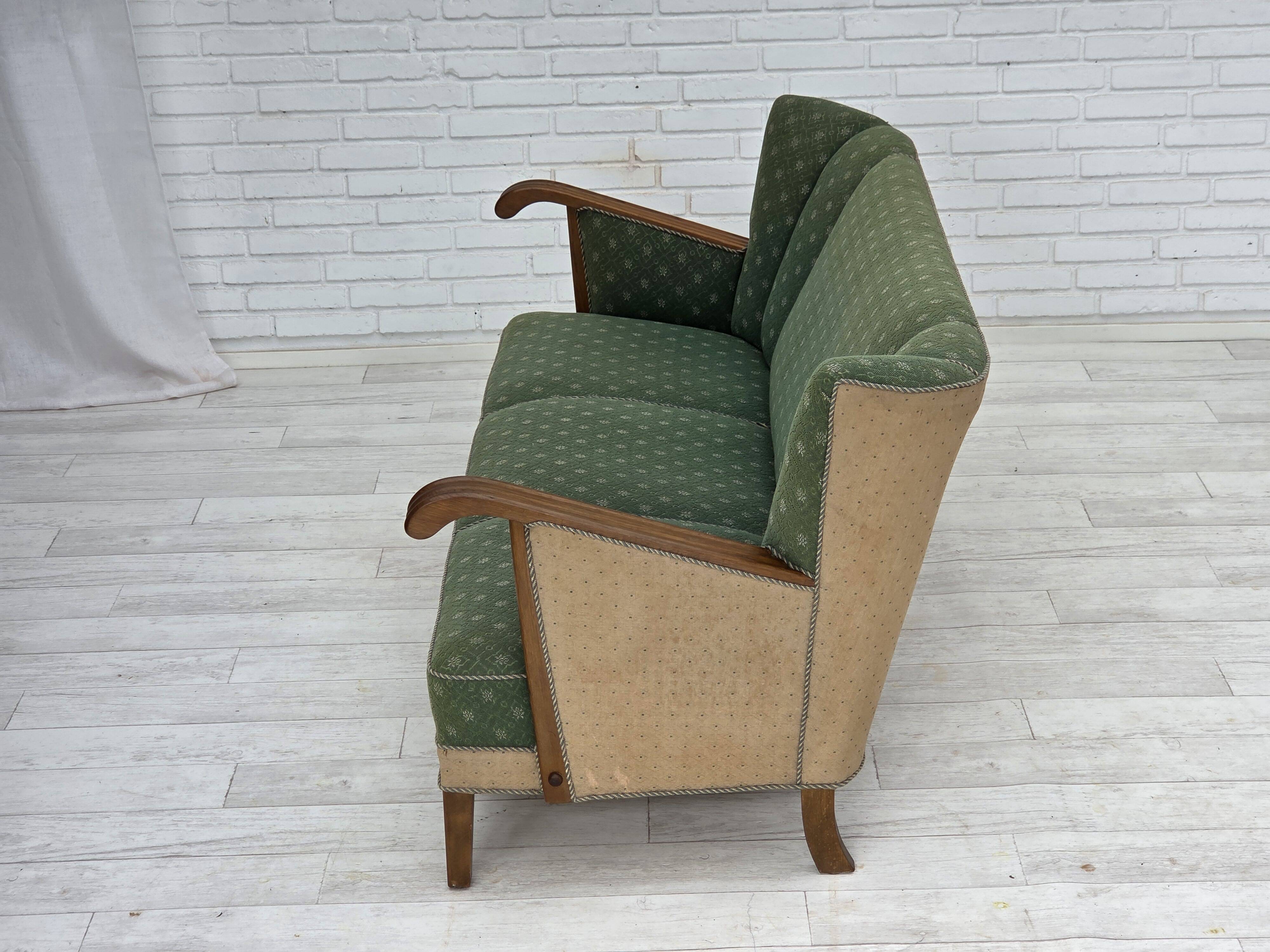 Canapé danois 3 places des années 1950, tissu en laine d'ameublement vert/beige, bois de chêne.