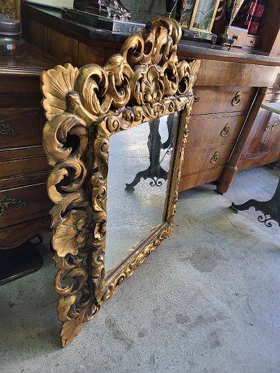 Miroir en bois dore a coquille