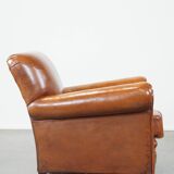 Fauteuil ancien en cuir de mouton couleur cognac