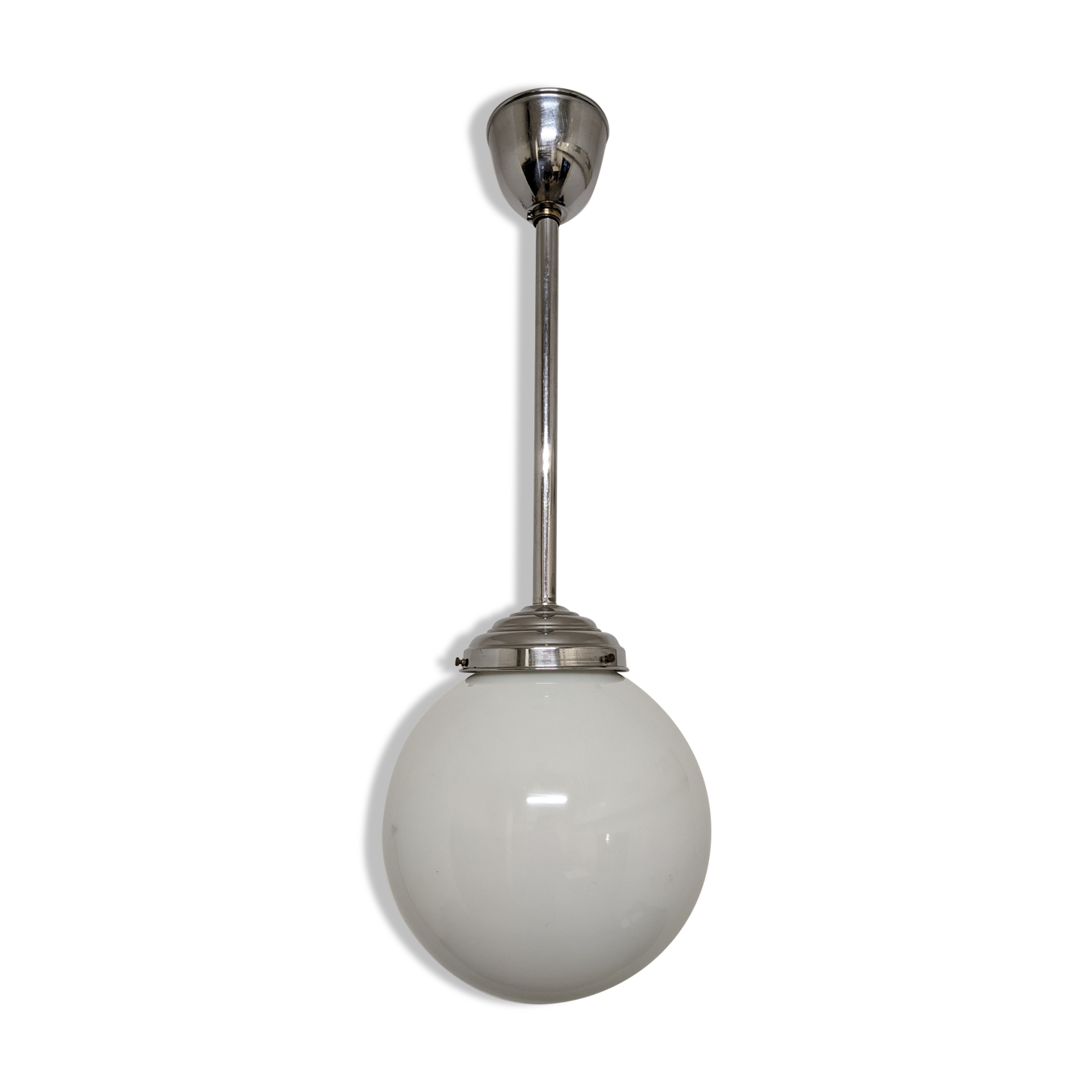 Art Deco ball suspension in opaline