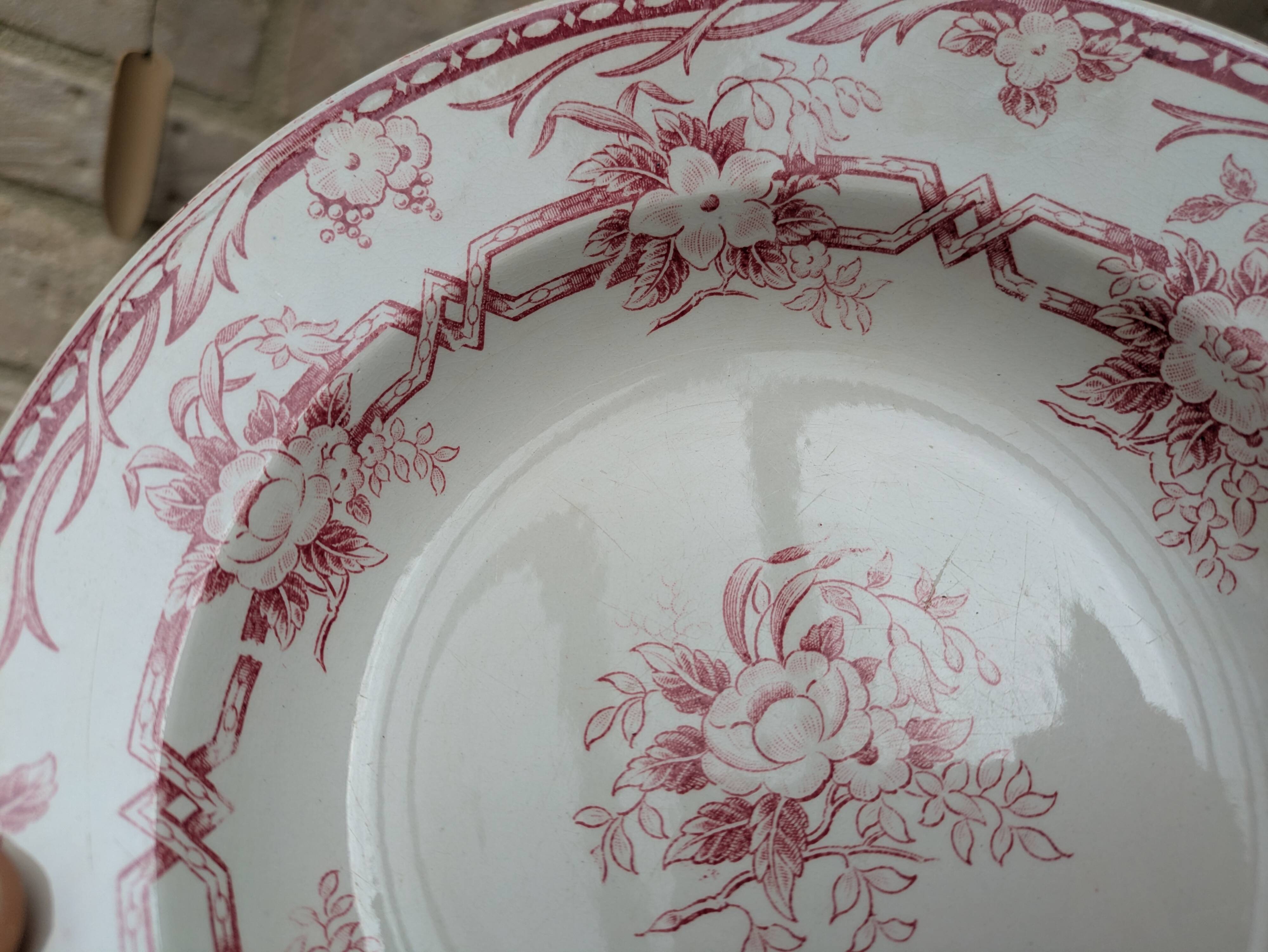 Assiette creuse Sarreguemines modèle Cérès décor fleurs rose Terre de Fer