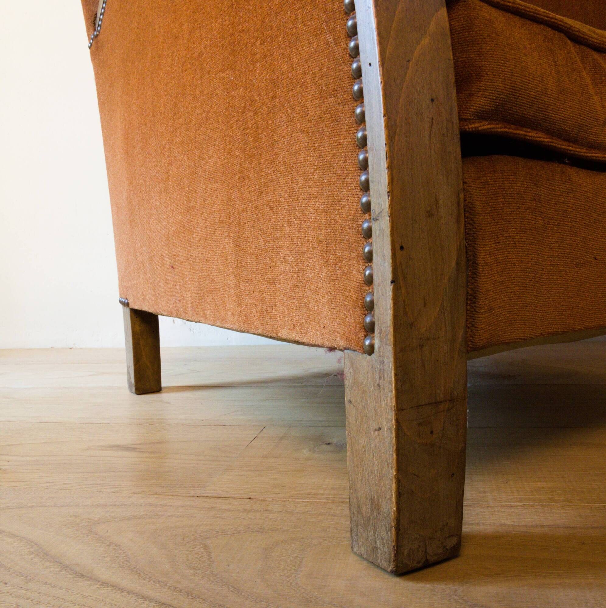 Art Deco club armchair in wood and rust brown velvet, circa 1930.