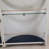 Armoire à barre vintage en forme de cylindre ouvrable, bois, laiton et verre.