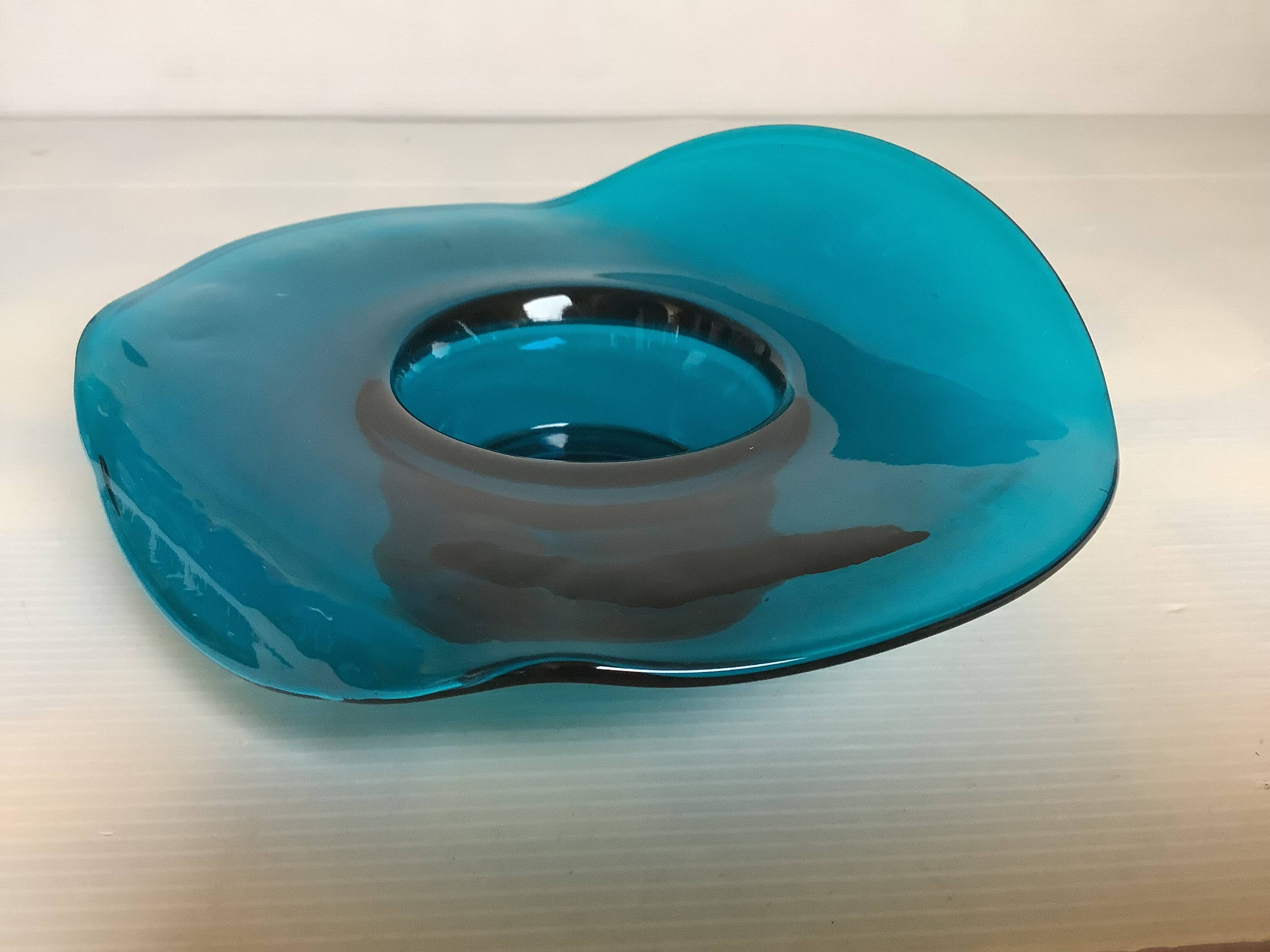 Bougeoir tordu en verre bleu