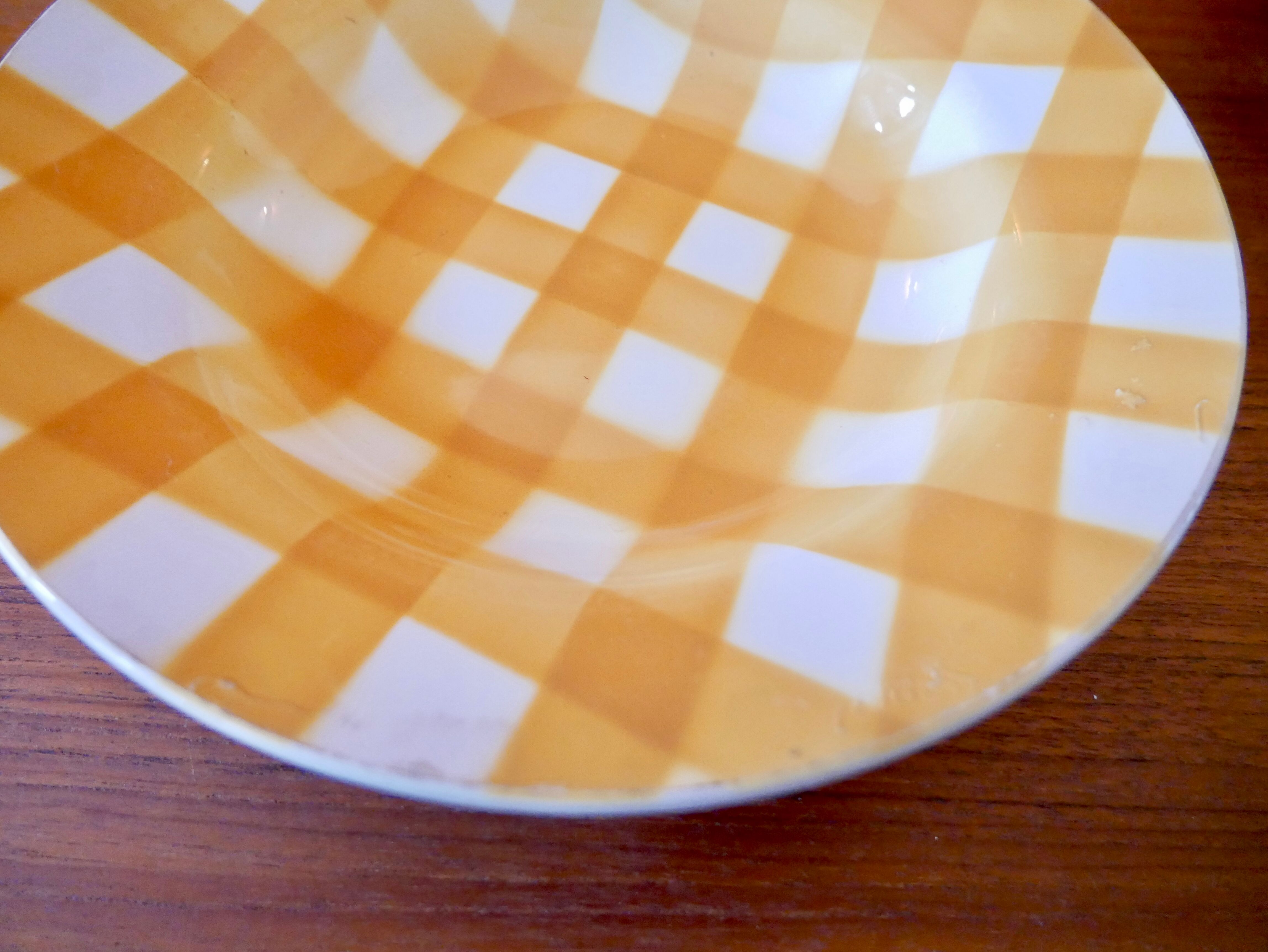 6 hollow plates with yellow and white checkered