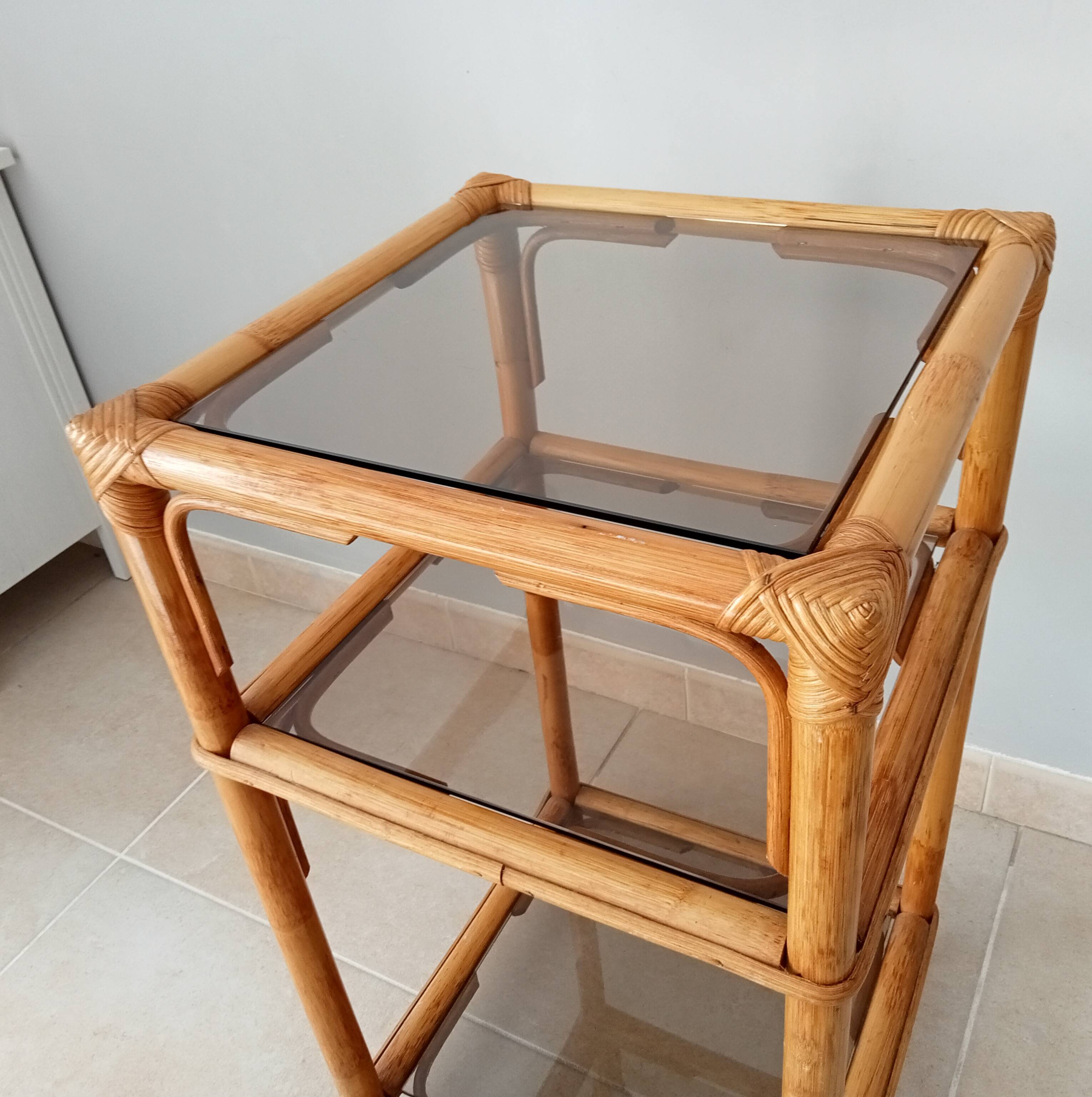 Étagère vintage en bambou, rotin et verre fumé années 70/80