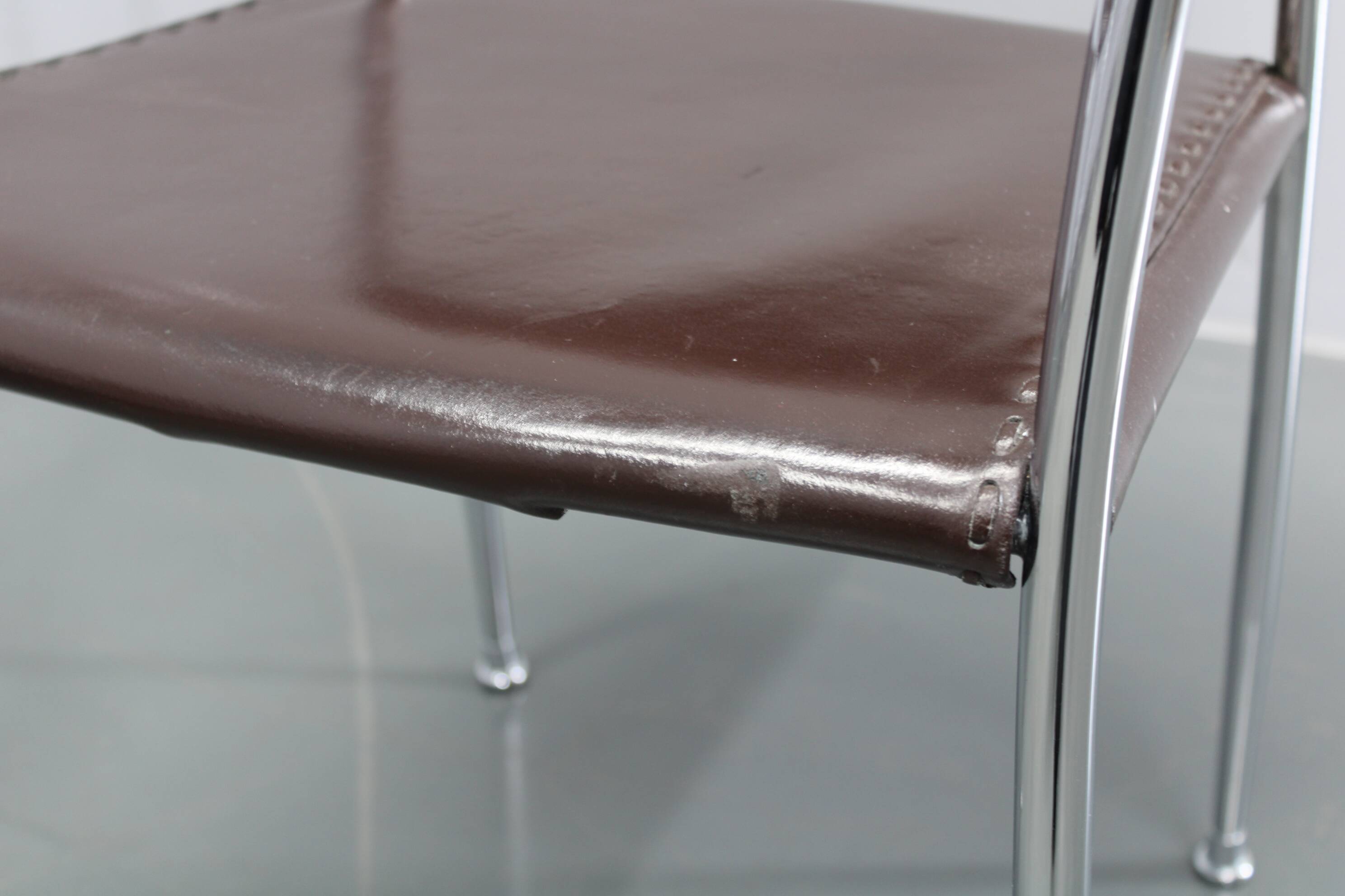 Ensemble de six fauteuils en cuir italien et chrome par Arper.