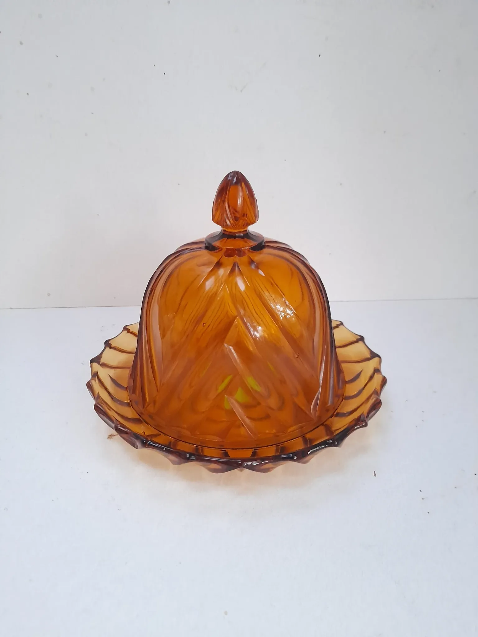 Beurrier ou cloche à fromage en verre ambre