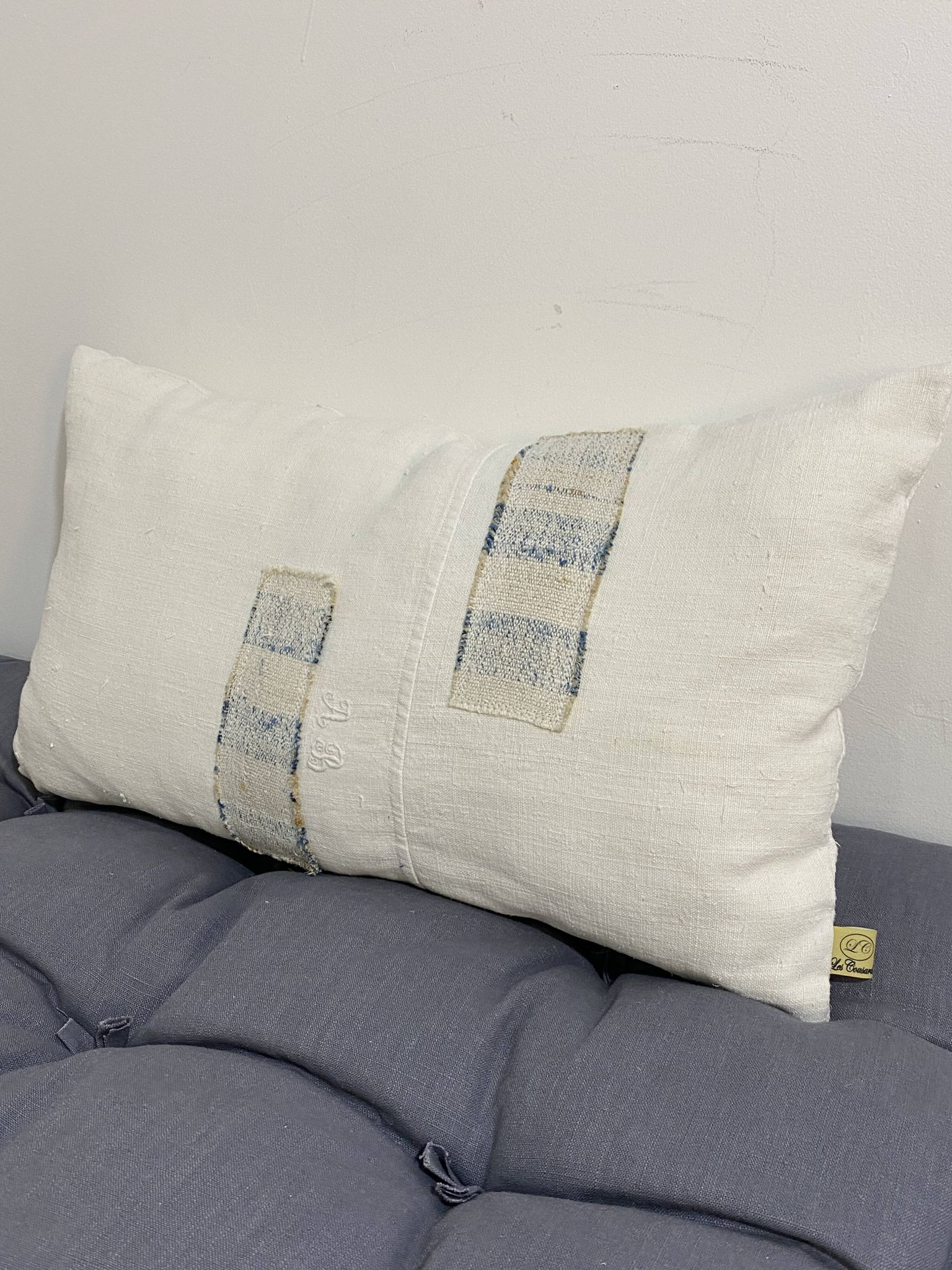 Coussin artisanal en toile ancienne style Kilim