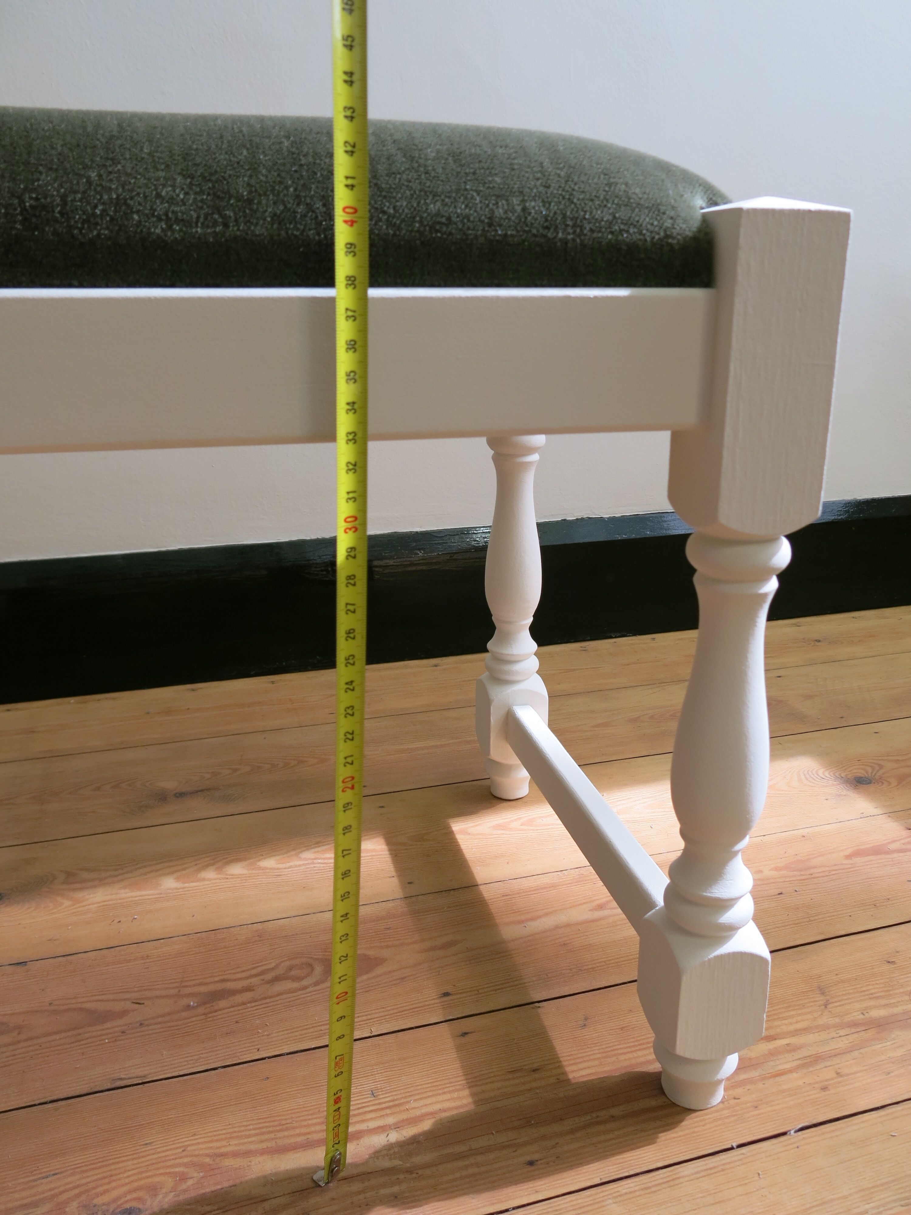 Repose-pied vintage en bois et velours