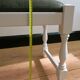 Repose-pied vintage en bois et velours