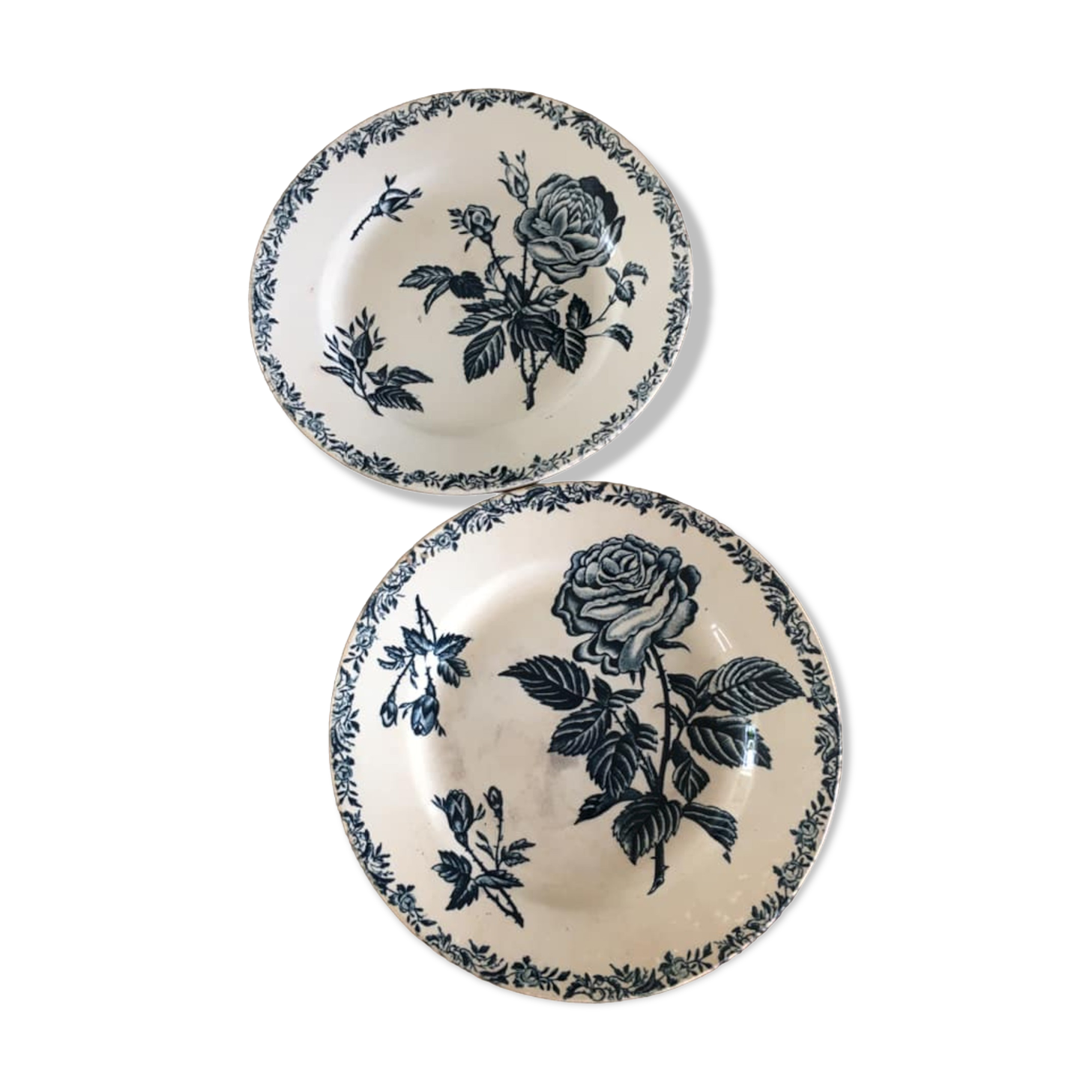 2 old flat plates decorated with dark blue roses in earthenware. Two different settings