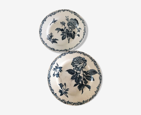 2 assiettes plates anciennes à décor de roses bleu foncé en faïence. Deux décors différents