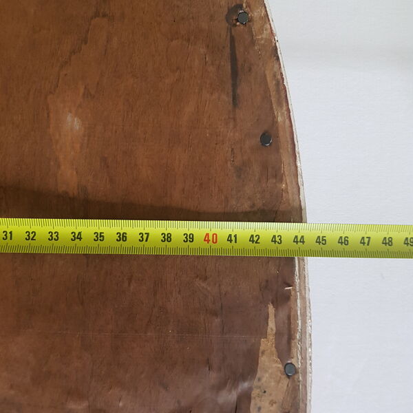 Grand miroir ovale à glace biseautée en stuc et bois à décor de fleurs