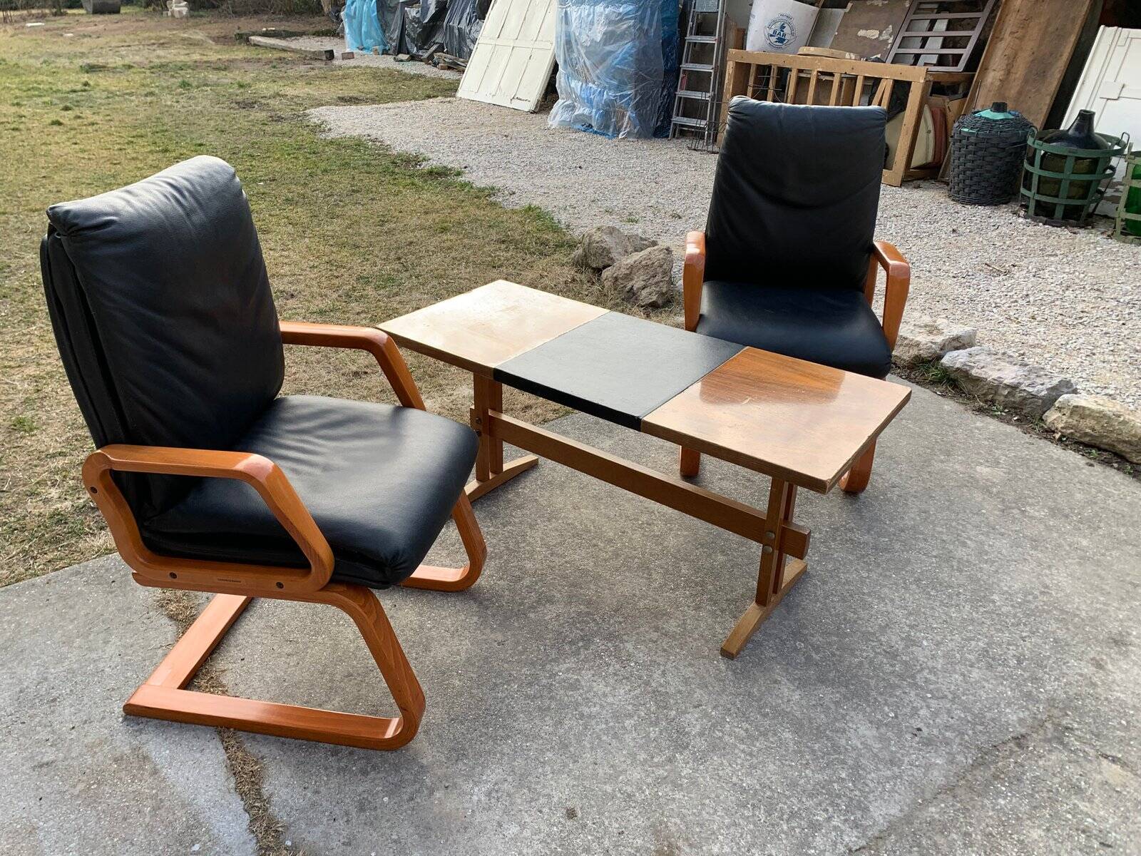 Ensemble mid-century 1960s : 2 fauteuils noirs en tissu et table basse bois et noire