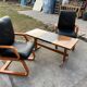 Ensemble mid-century 1960s : 2 fauteuils noirs en tissu et table basse bois et noire