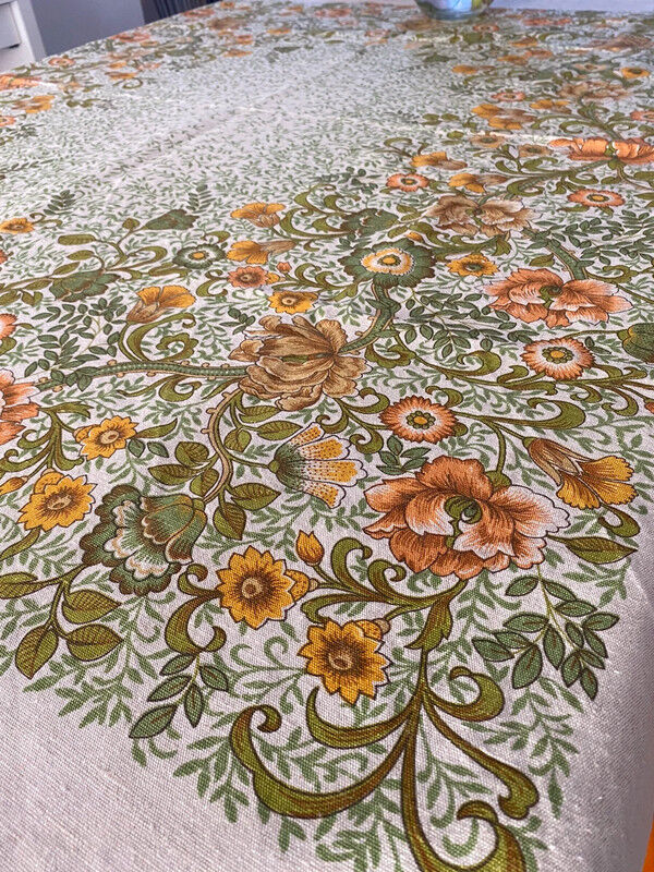 Rectangular tablecloth with vintage orange flowers