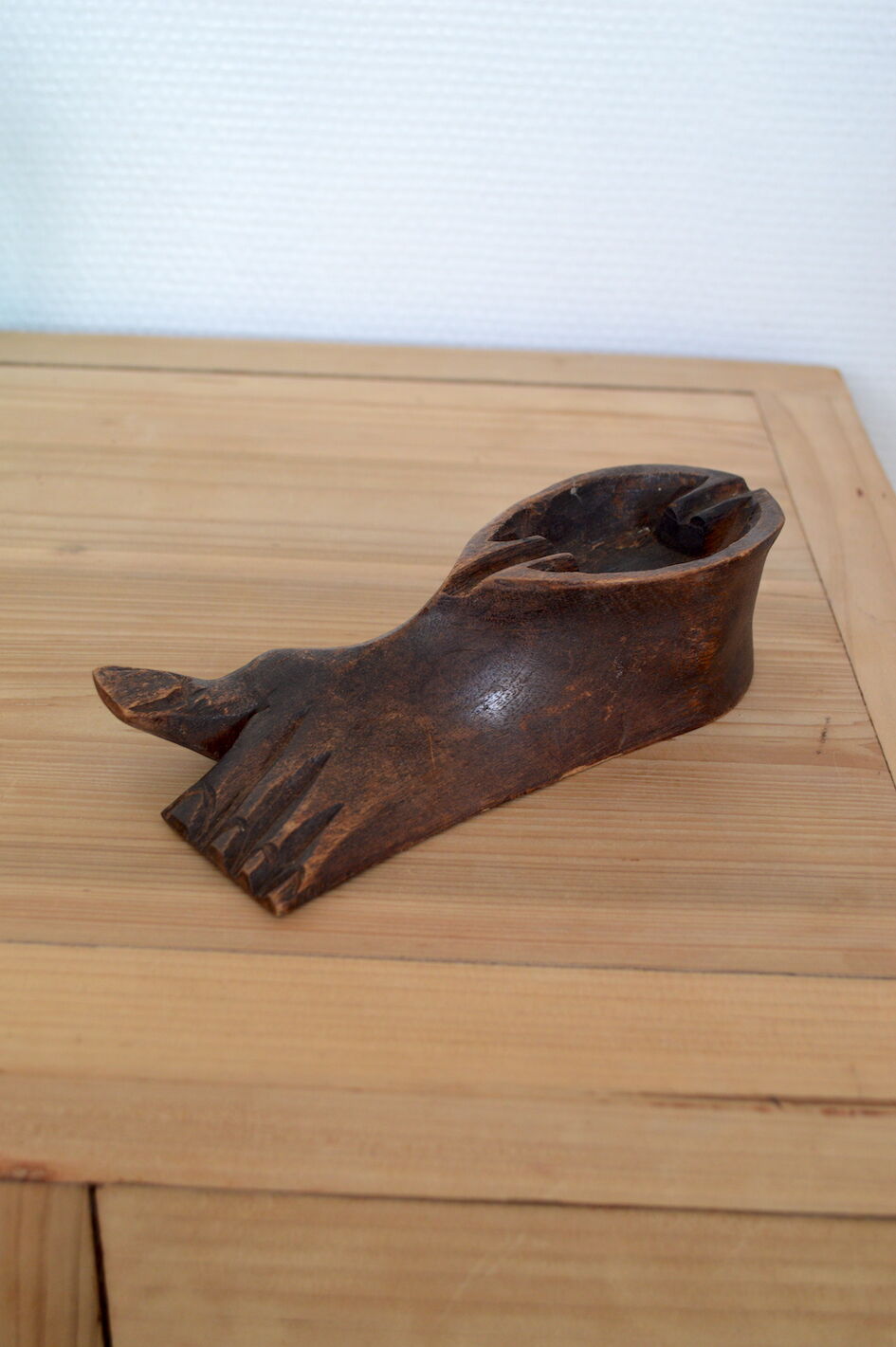 Cendrier pied en bois sculpté
