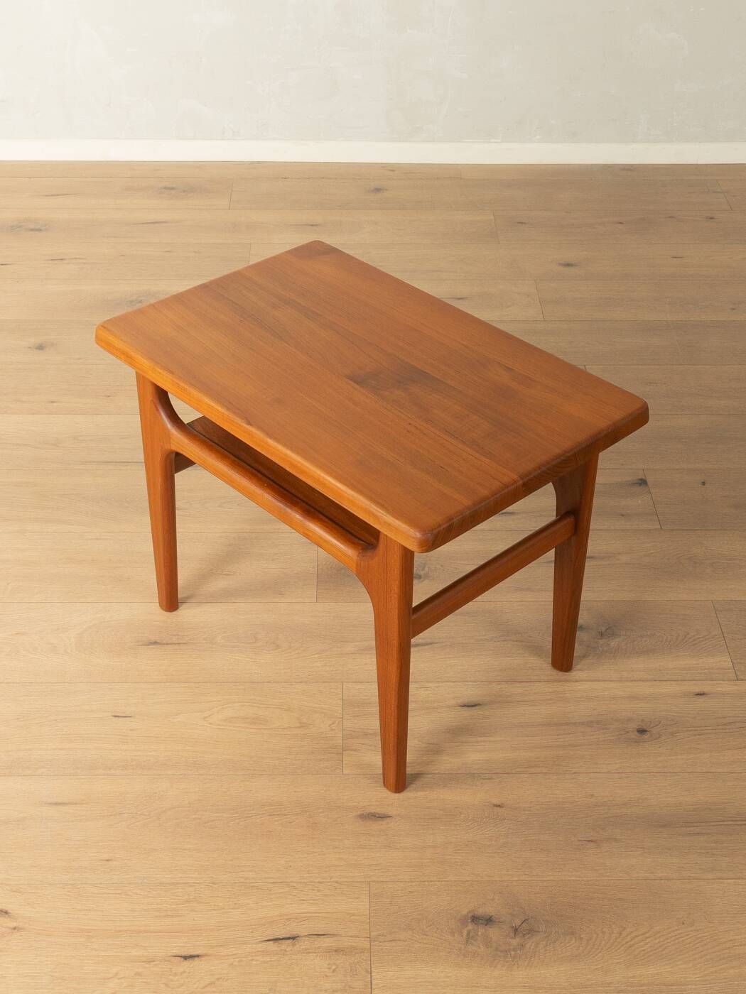 Table d'appoint élégante des années 1960 par Niels Bach A/S