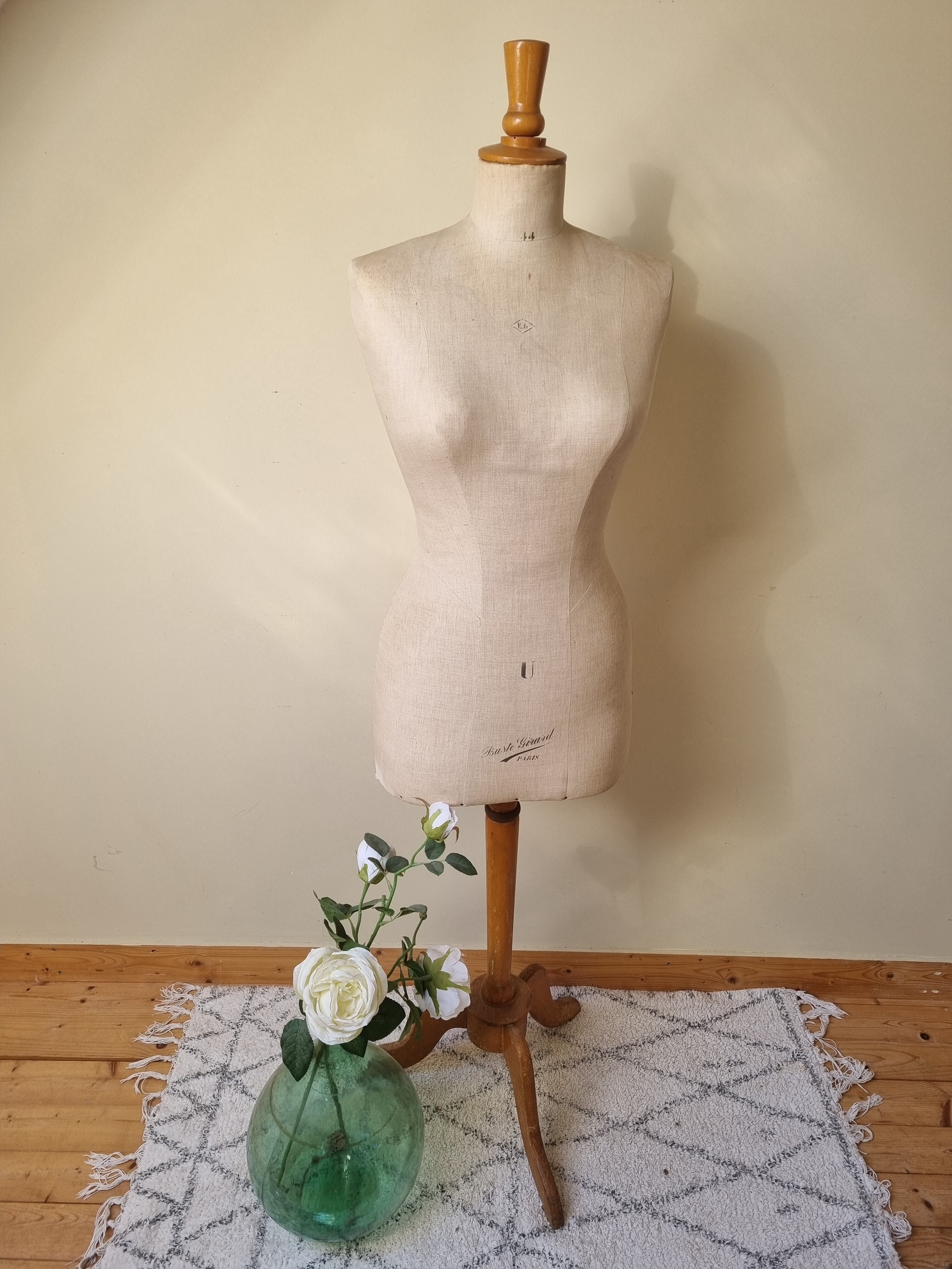 Bust of vintage seamstress Gérard Paris